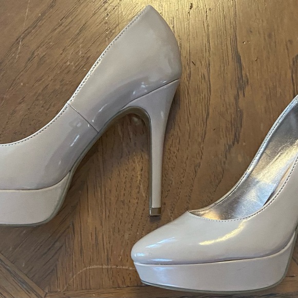 Barely worn Steve Madden Nude color parent leather high heels size 6 - Picture 2 of 4